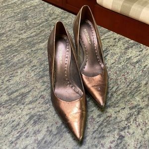 Gold pointed toe elegant 3” heels.